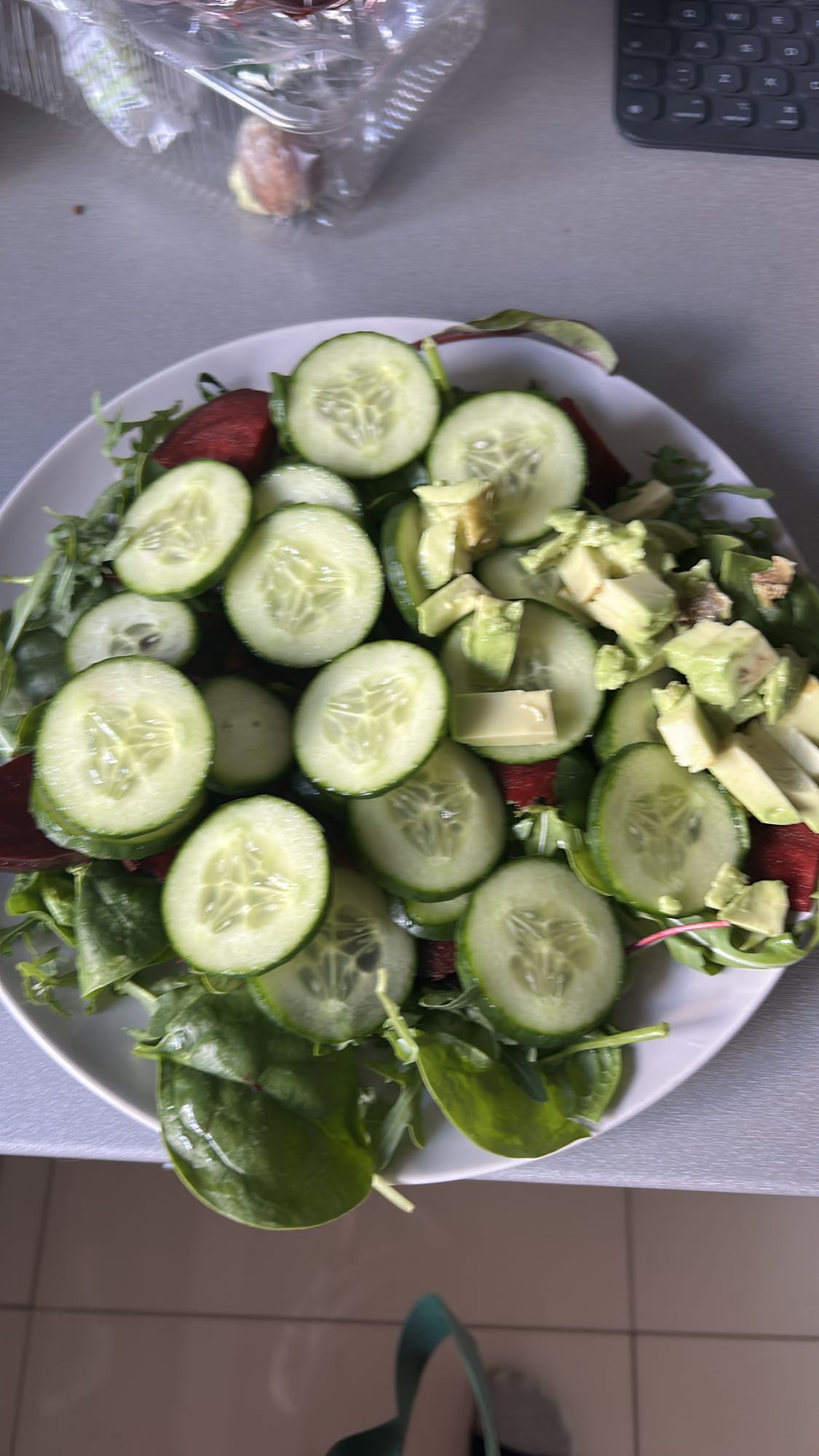 Sałatka z ogórkiem i awokado