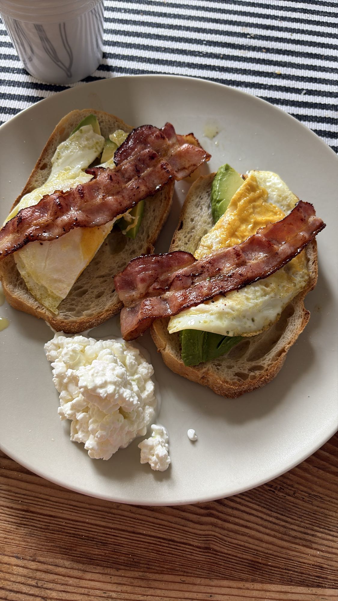 Baconägg toast med keso