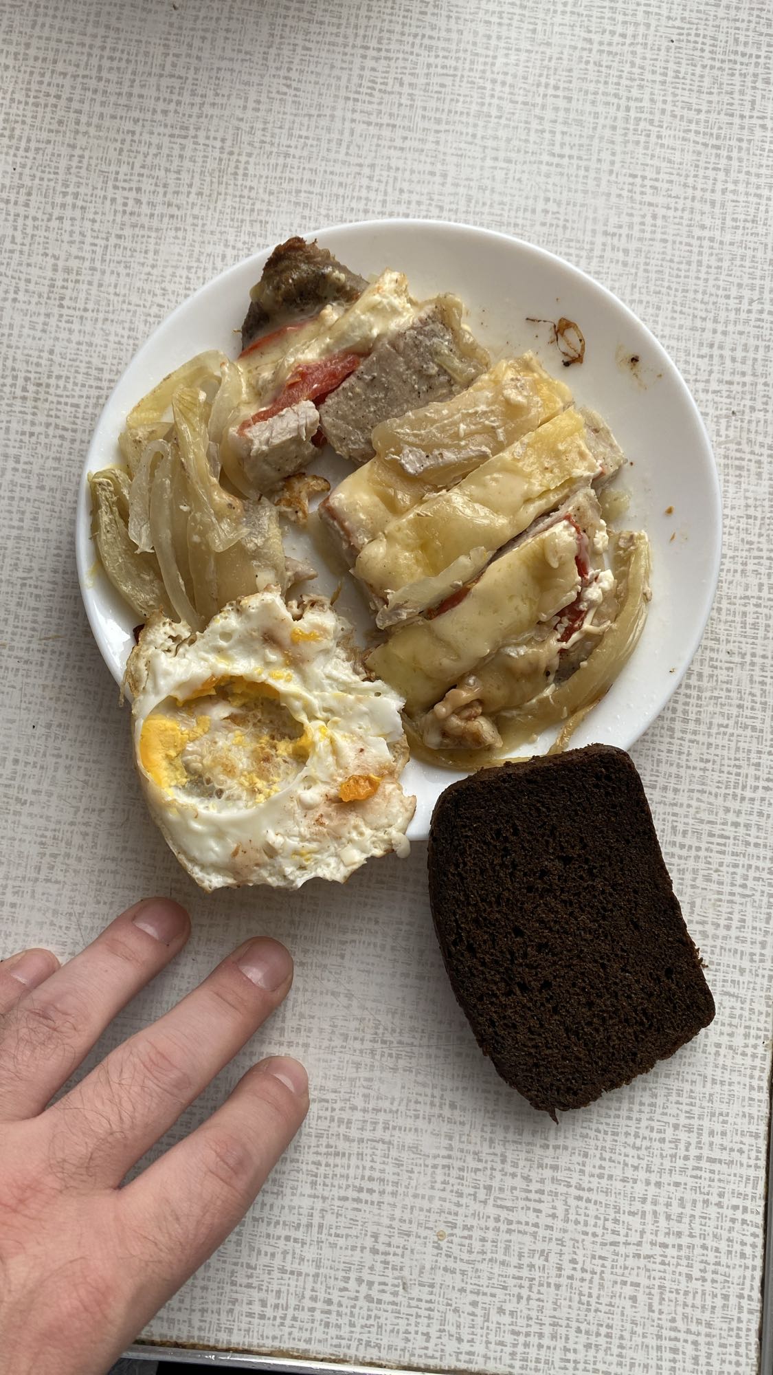 Мясо с яйцом и хлебом