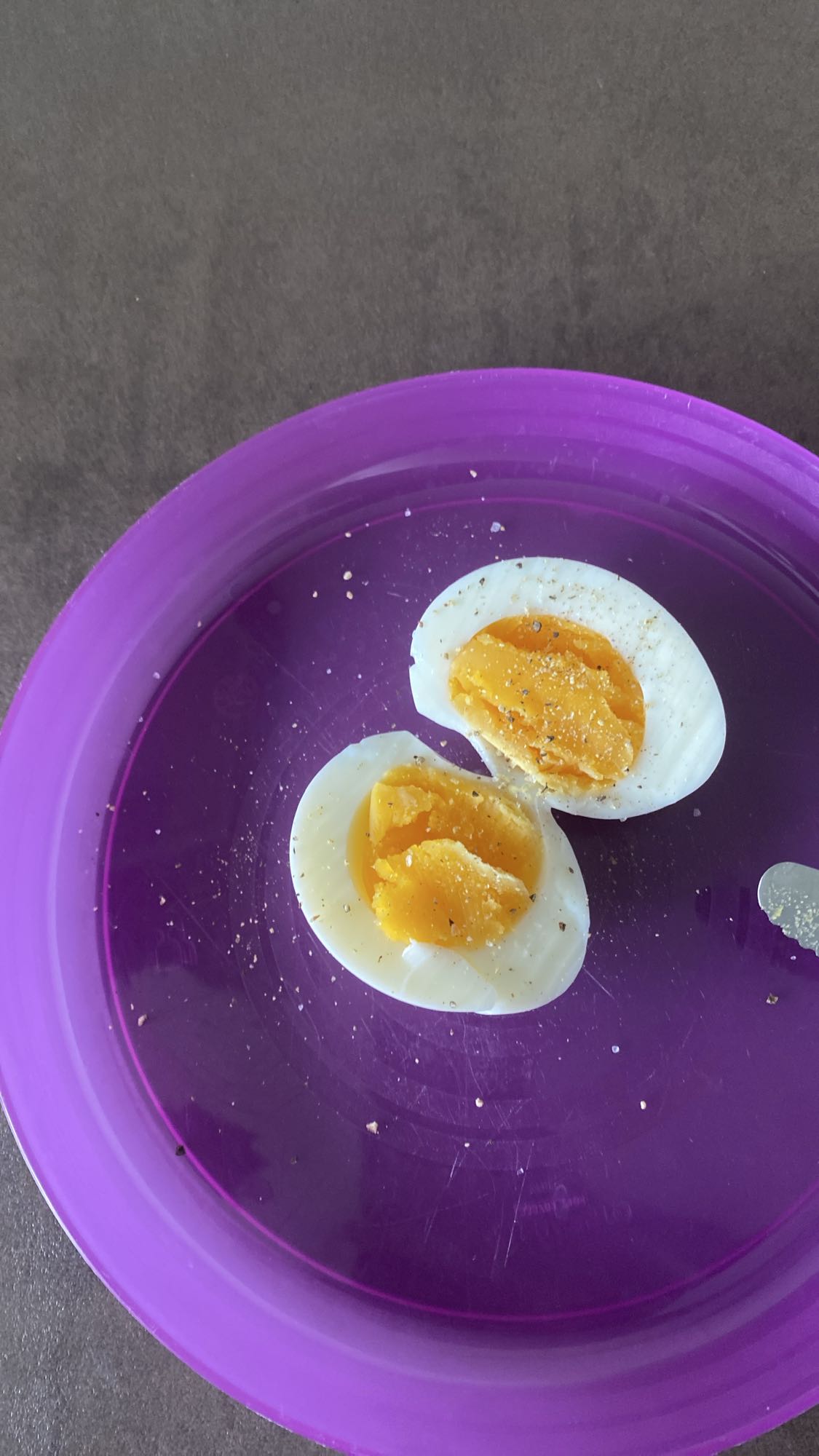 Huevo cocido con sal y pimienta