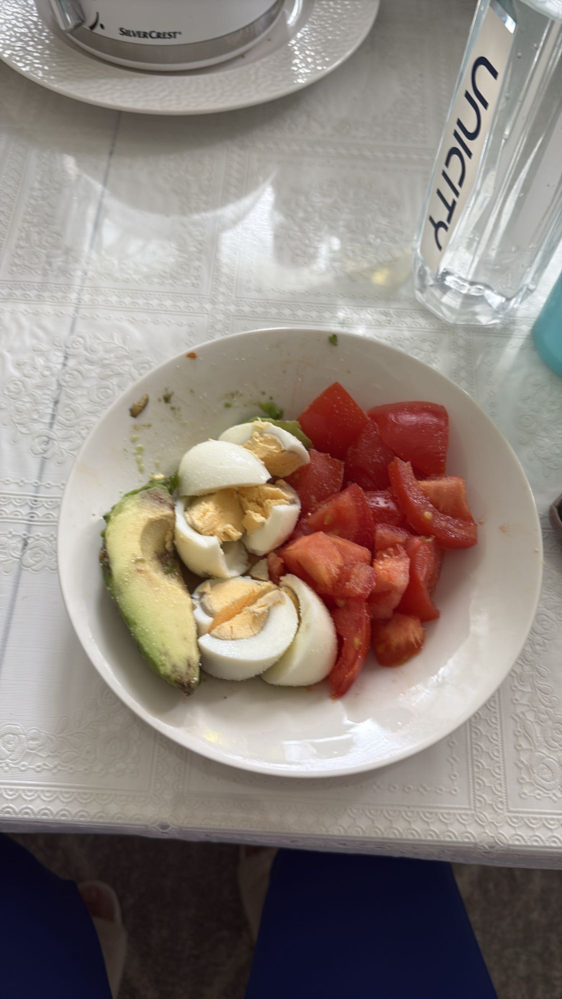 Ägg, avokado och tomat