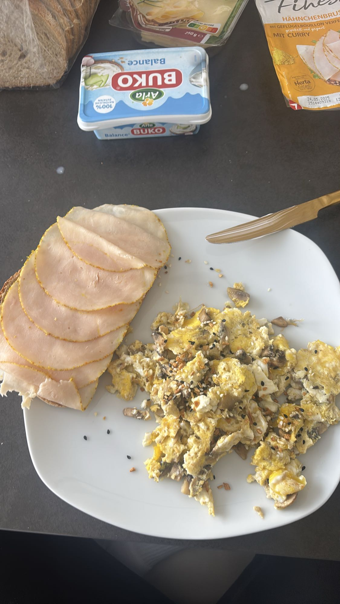 Ei mit Brot & Putenbrust