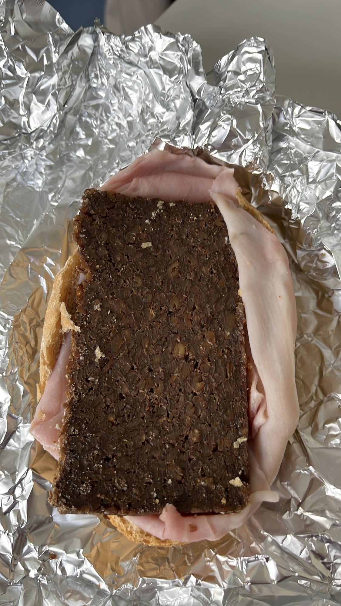 Schwarzbrot Schinken Sandwich