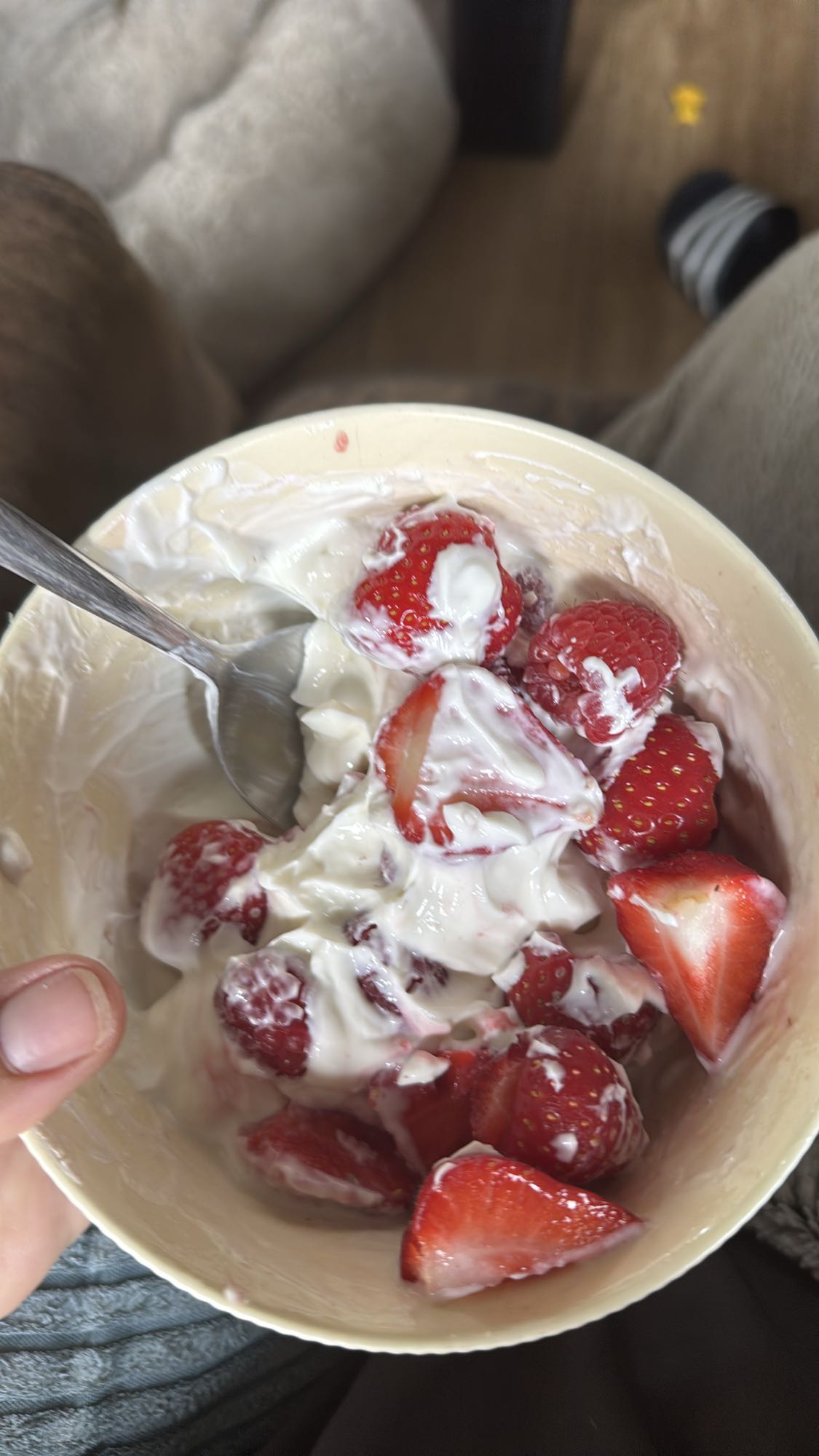 Skyr 2% mit Erdbeeren und Himbeeren