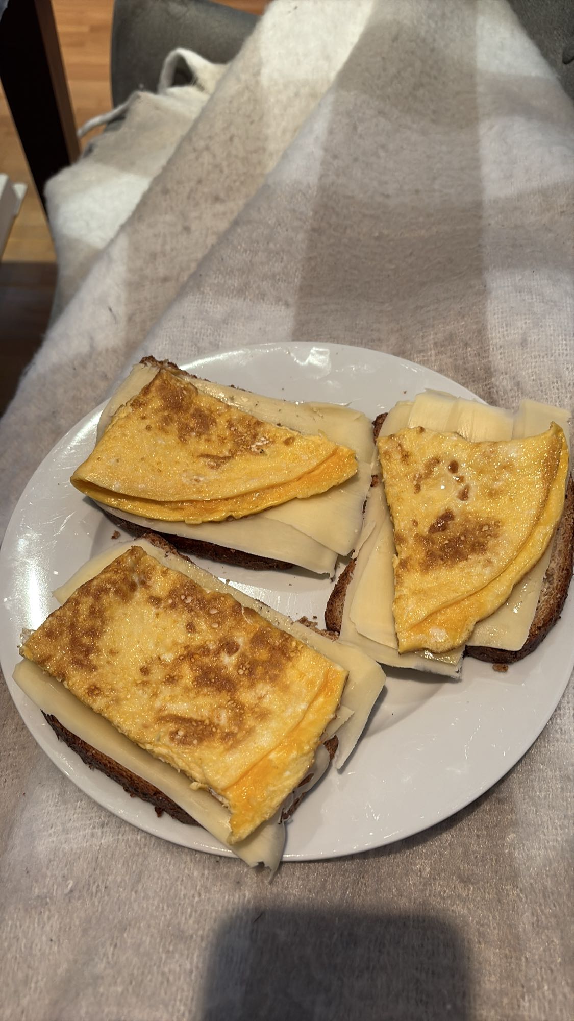 Omelettsmørbrød med ost