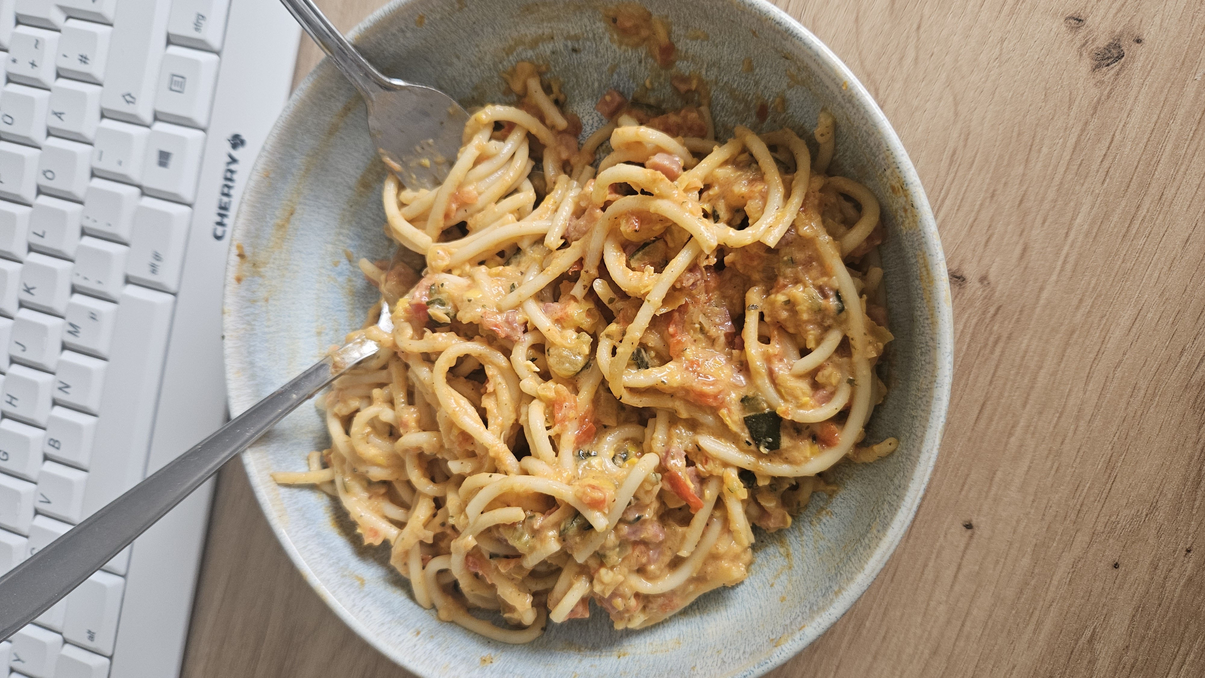Spaghetti mit Zucchini, Paprika, Mais und proteinhaltiger Tomatensoße