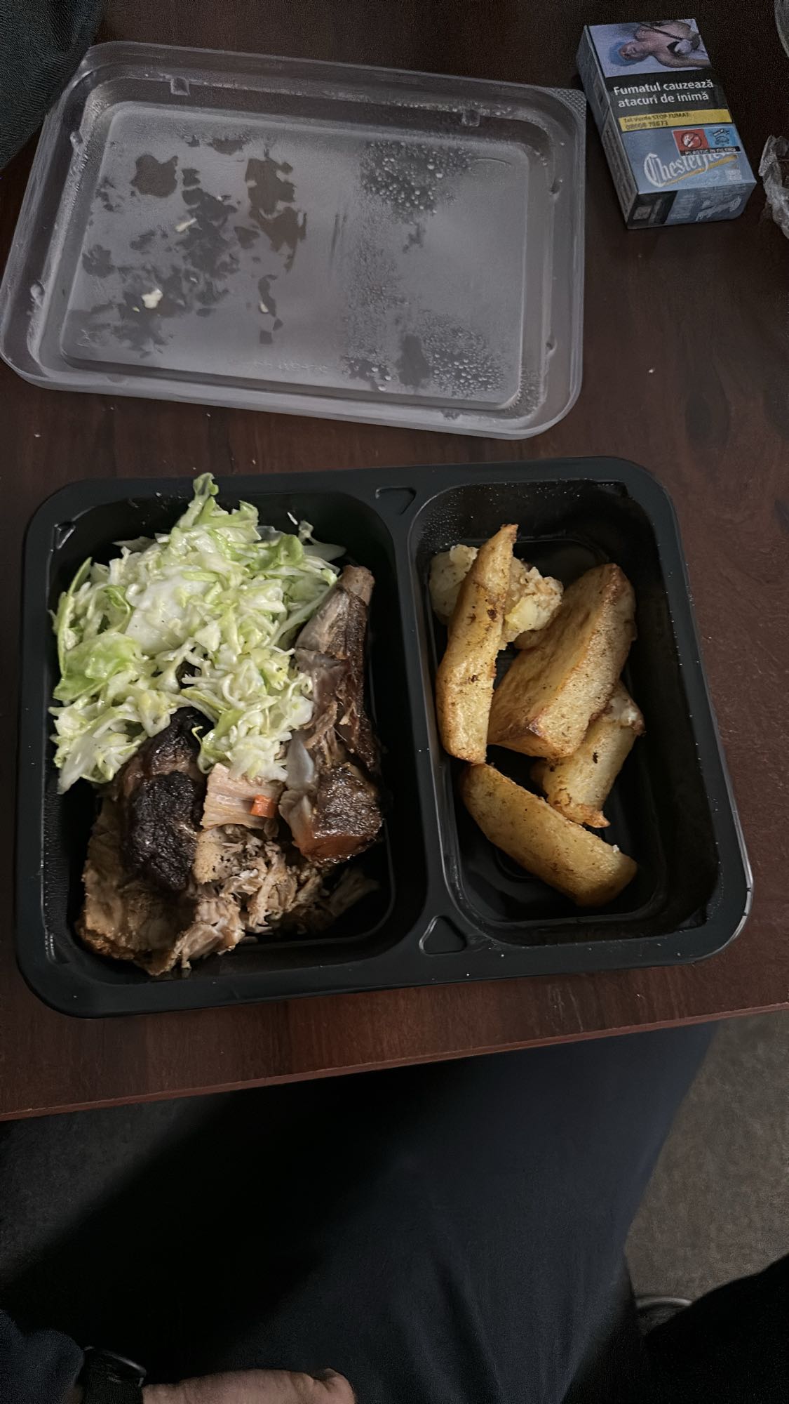 Friptură cu salată și cartofi