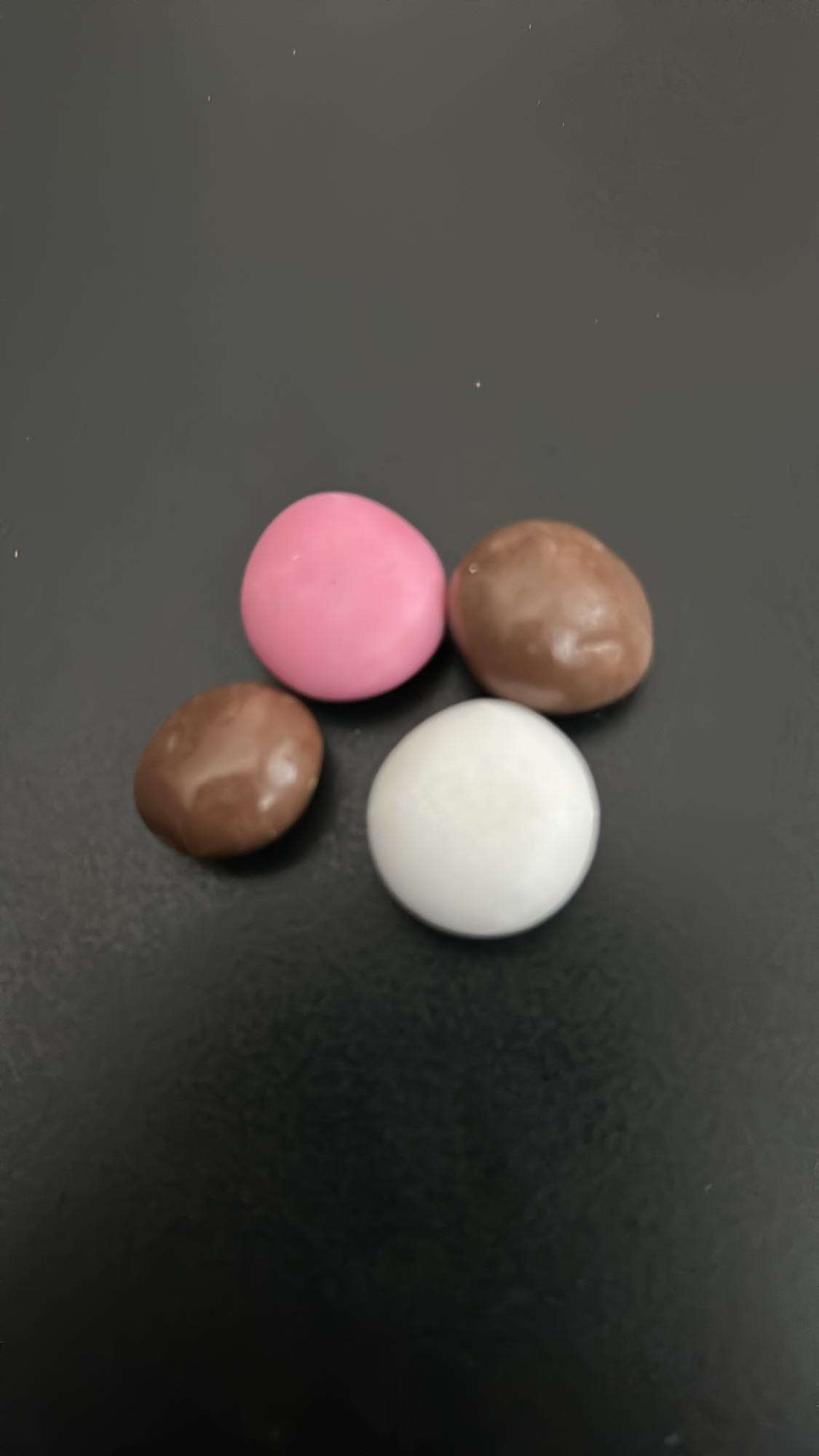 Färgade chokladlinser