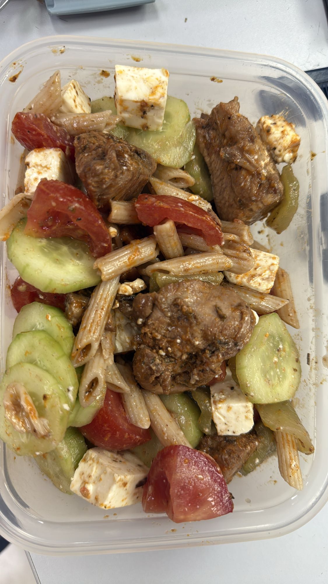 Salată cu carne și paste