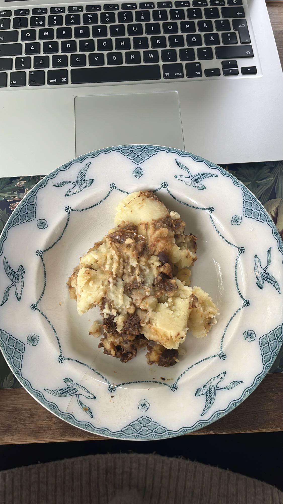 Köttgryta på hjort med potatis och jordärtkocksmos