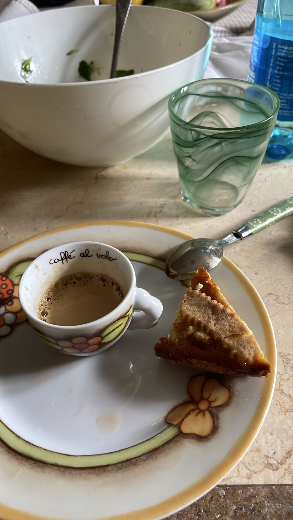 Caffè e fetta di crostata