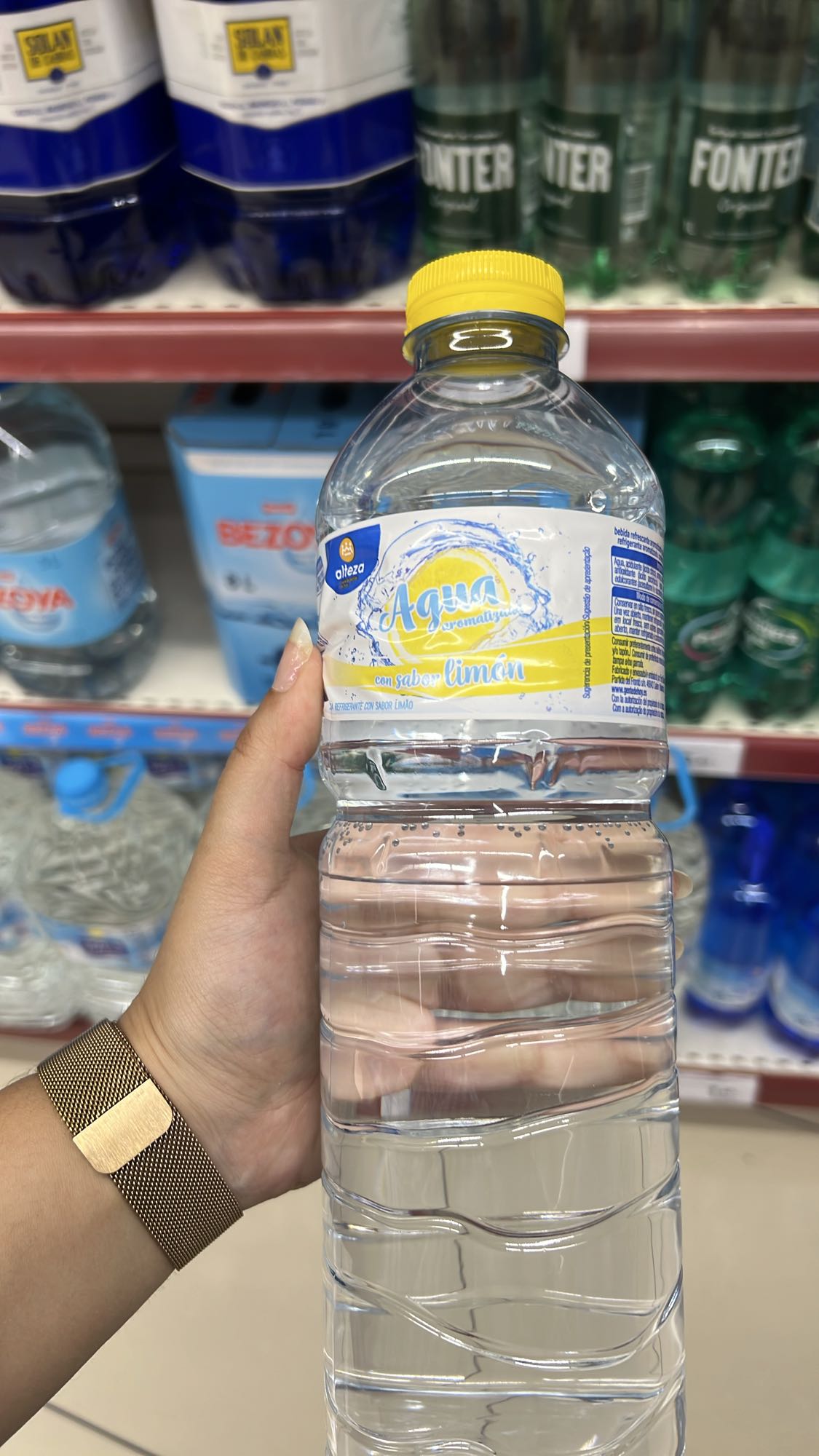 Agua con sabor limón