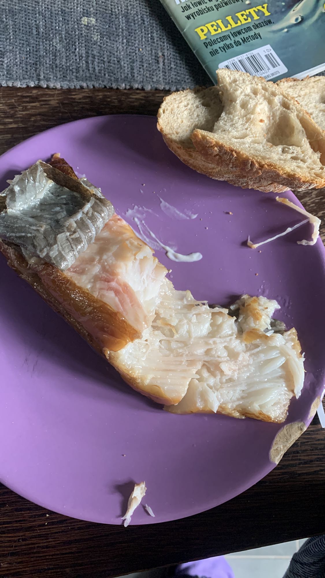 Wędzona ryba z chlebem