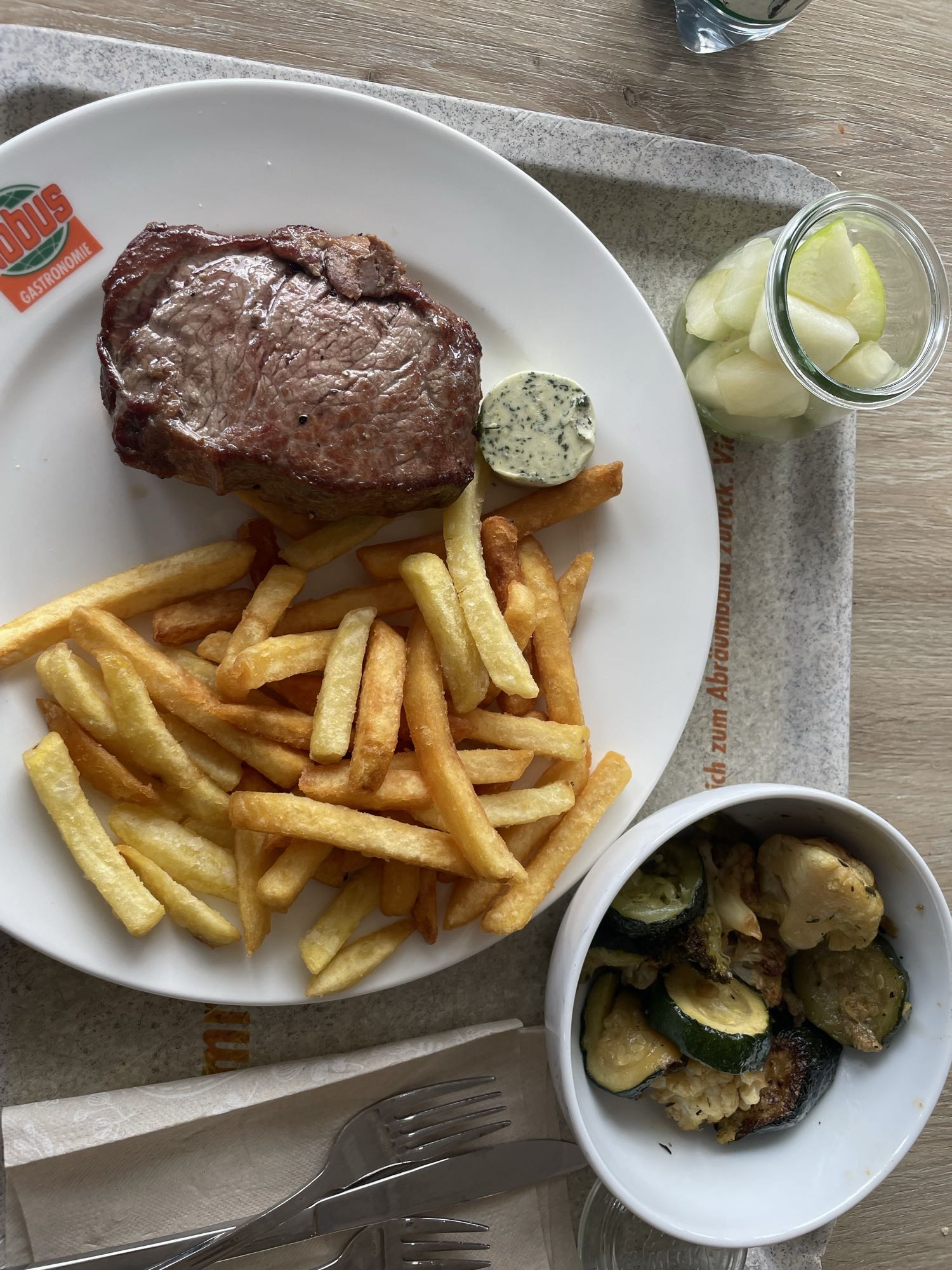 Steak mit Pommes und Gemüse
