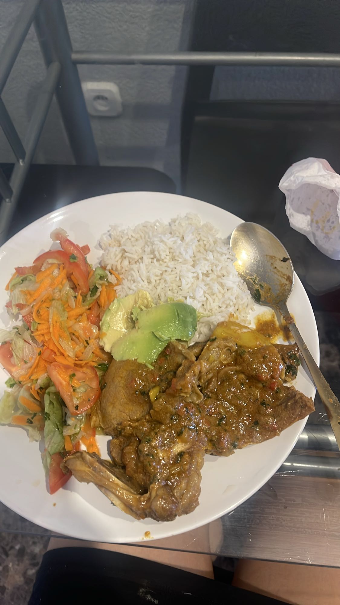 Arroz con carne y ensalada