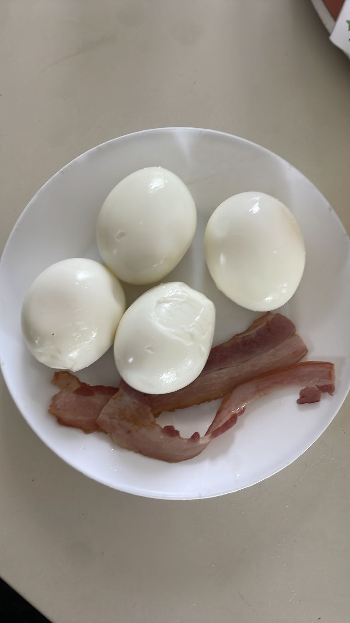 Huevos cocidos con tocino