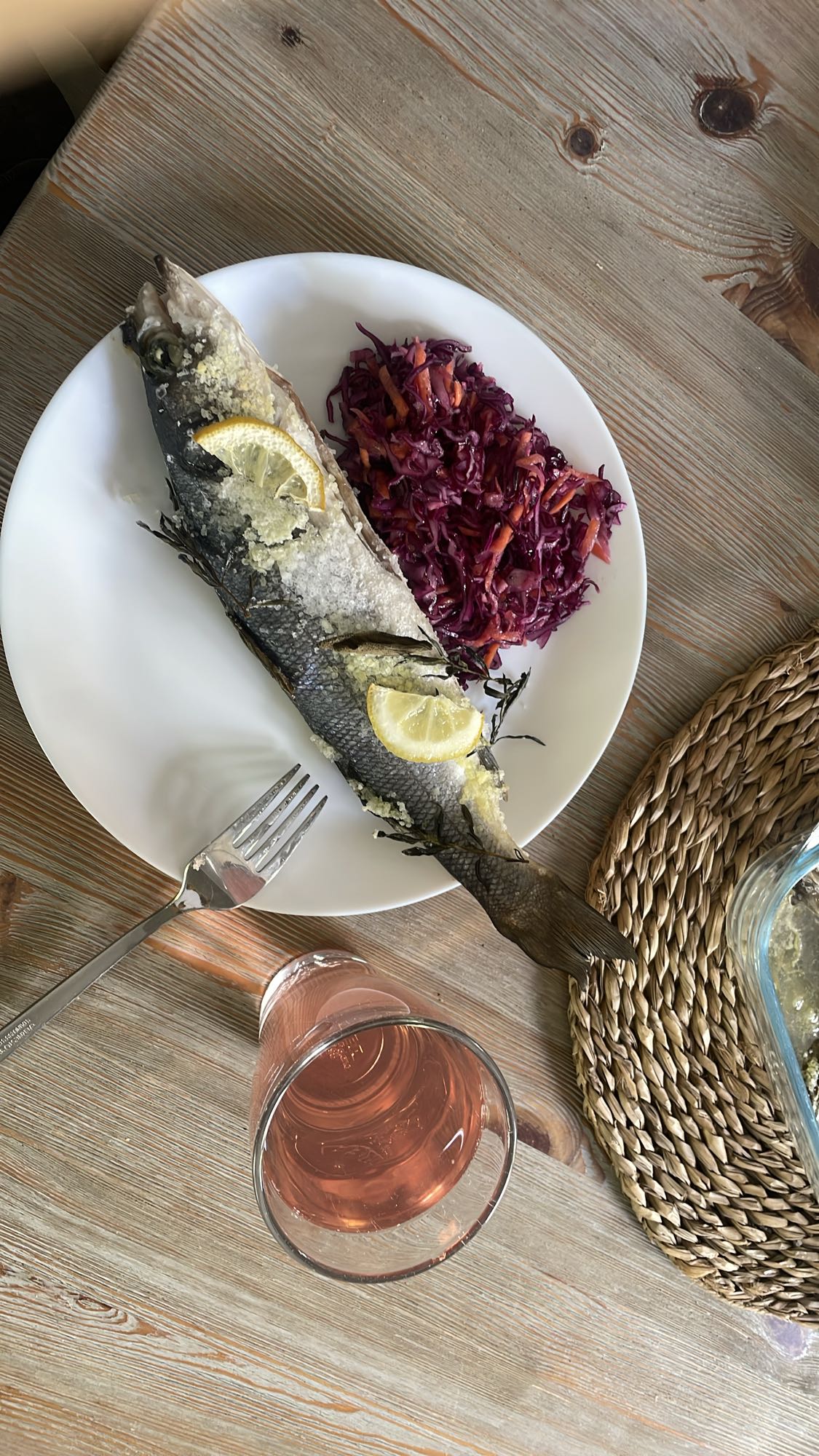 Pieczona ryba z surówką