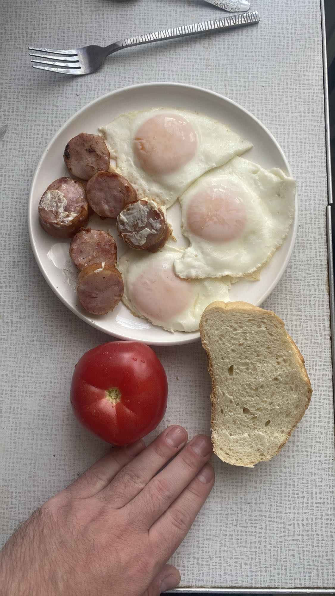 Яичница с колбасой и хлебом