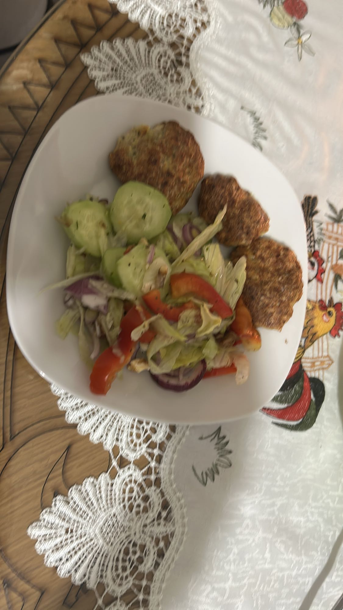 Chiftele cu salată de legume