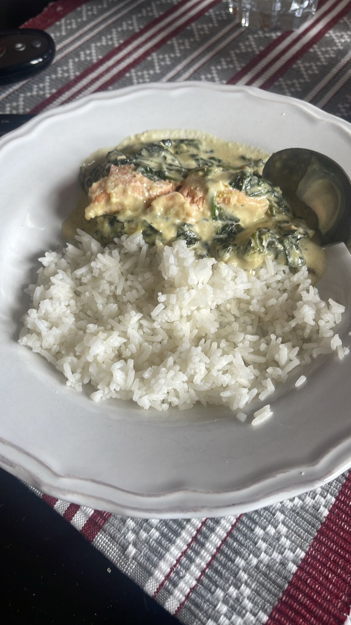 Lax i gräddsås med ris