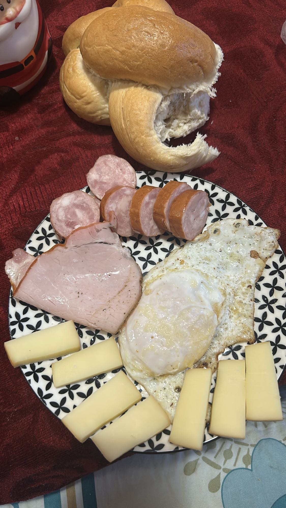 Mic dejun cu ou, brânză și mezeluri