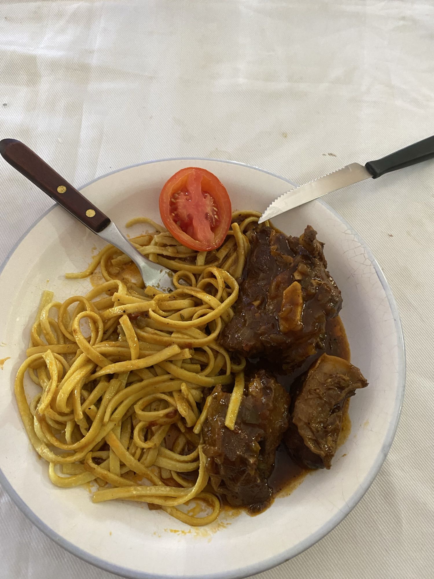 Pasta con carne y tomate