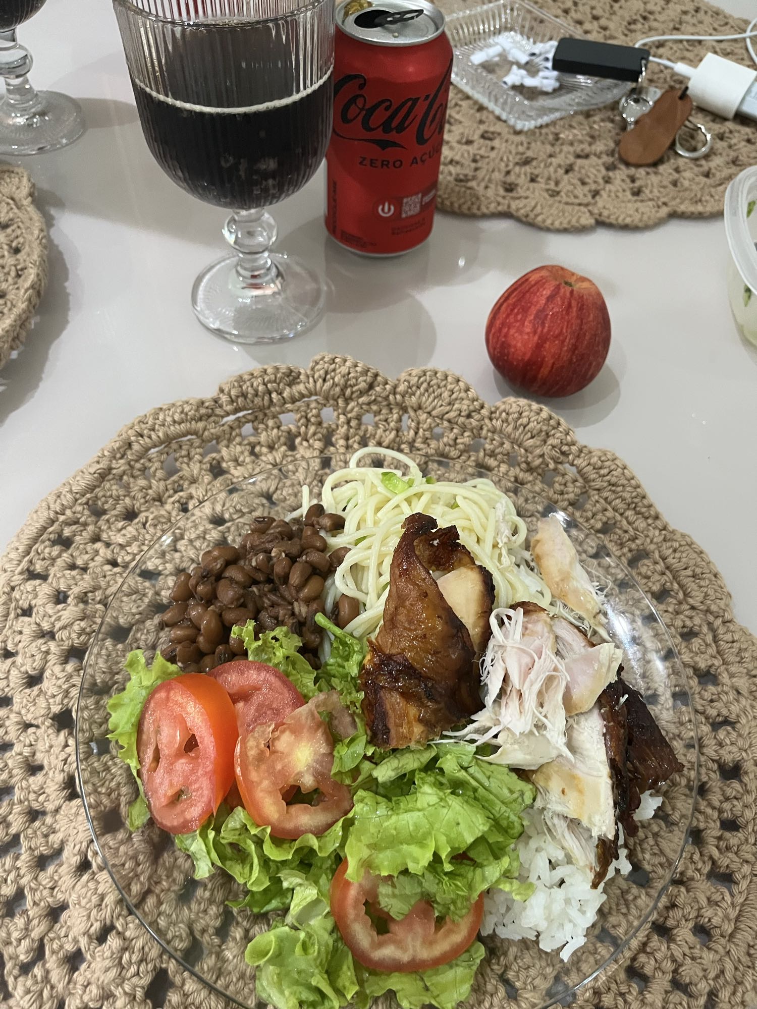 Frango, arroz, feijão e salada