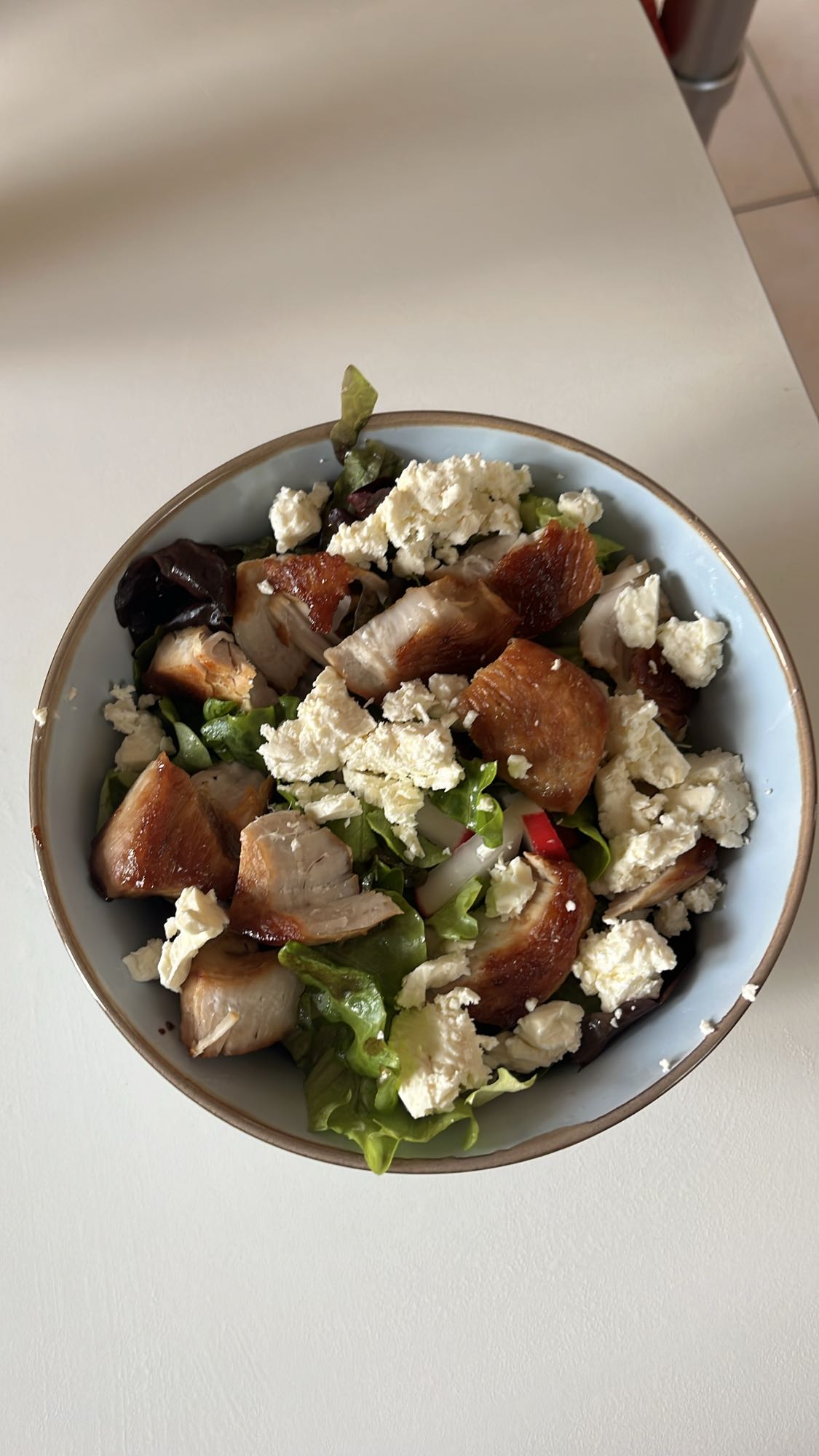 Hähnchen-Feta-Salat