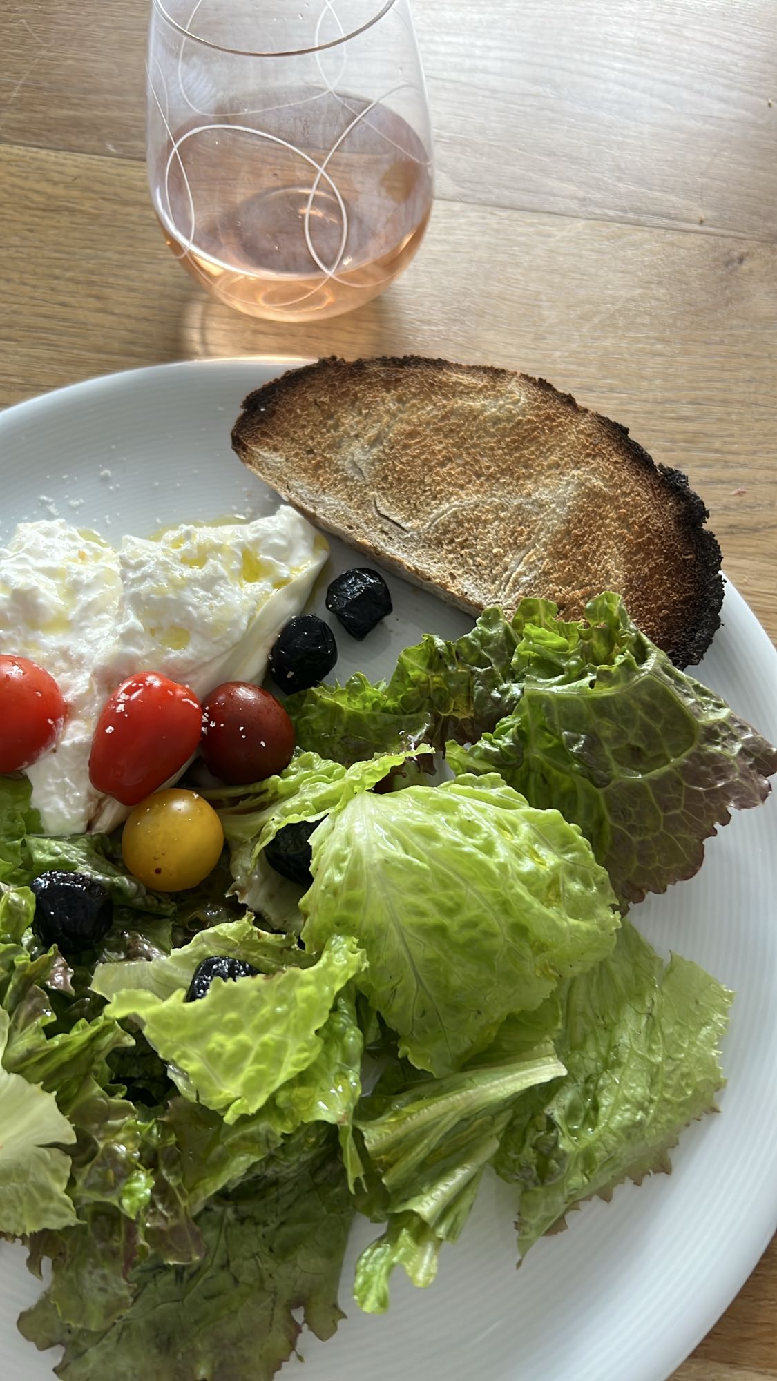 Salade, burrata et toast