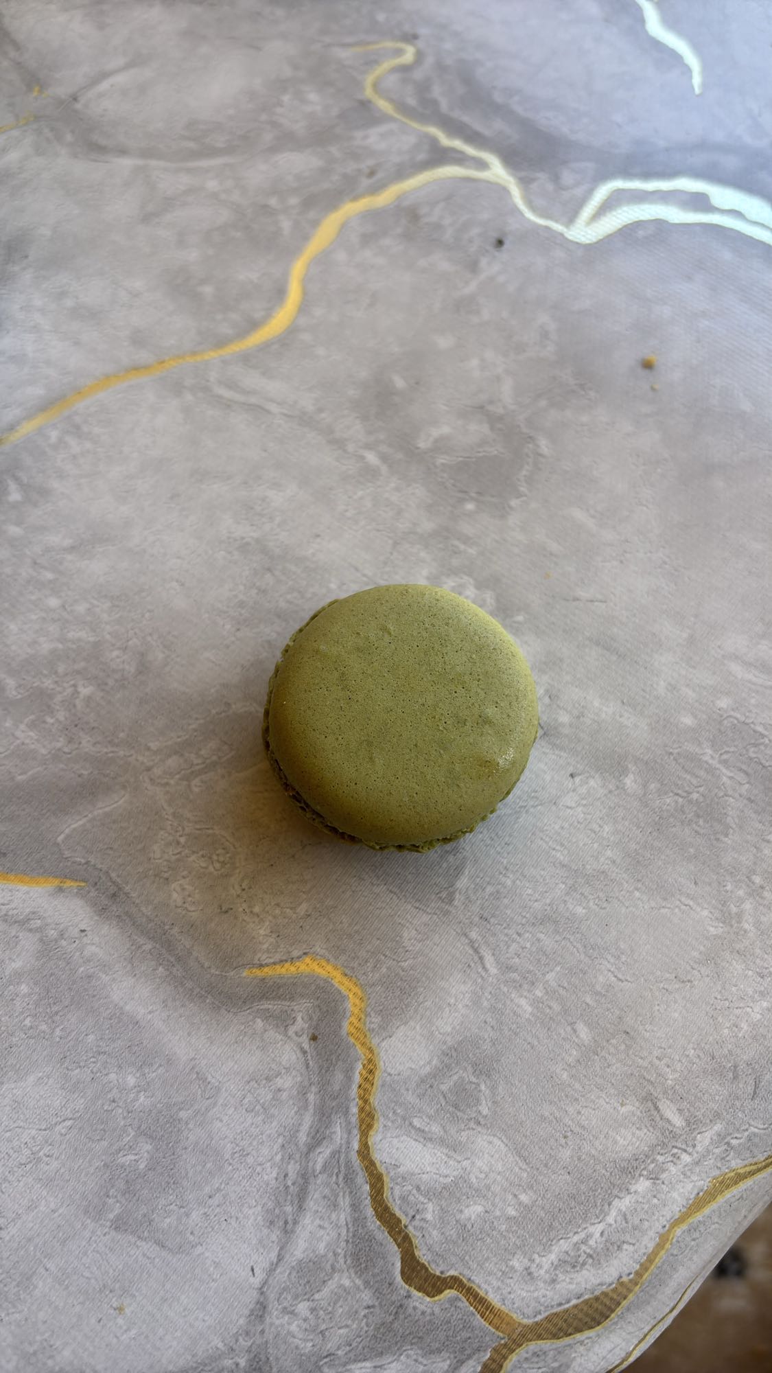 4 macarons au thé vert, un jus d’orange et 6 abricots