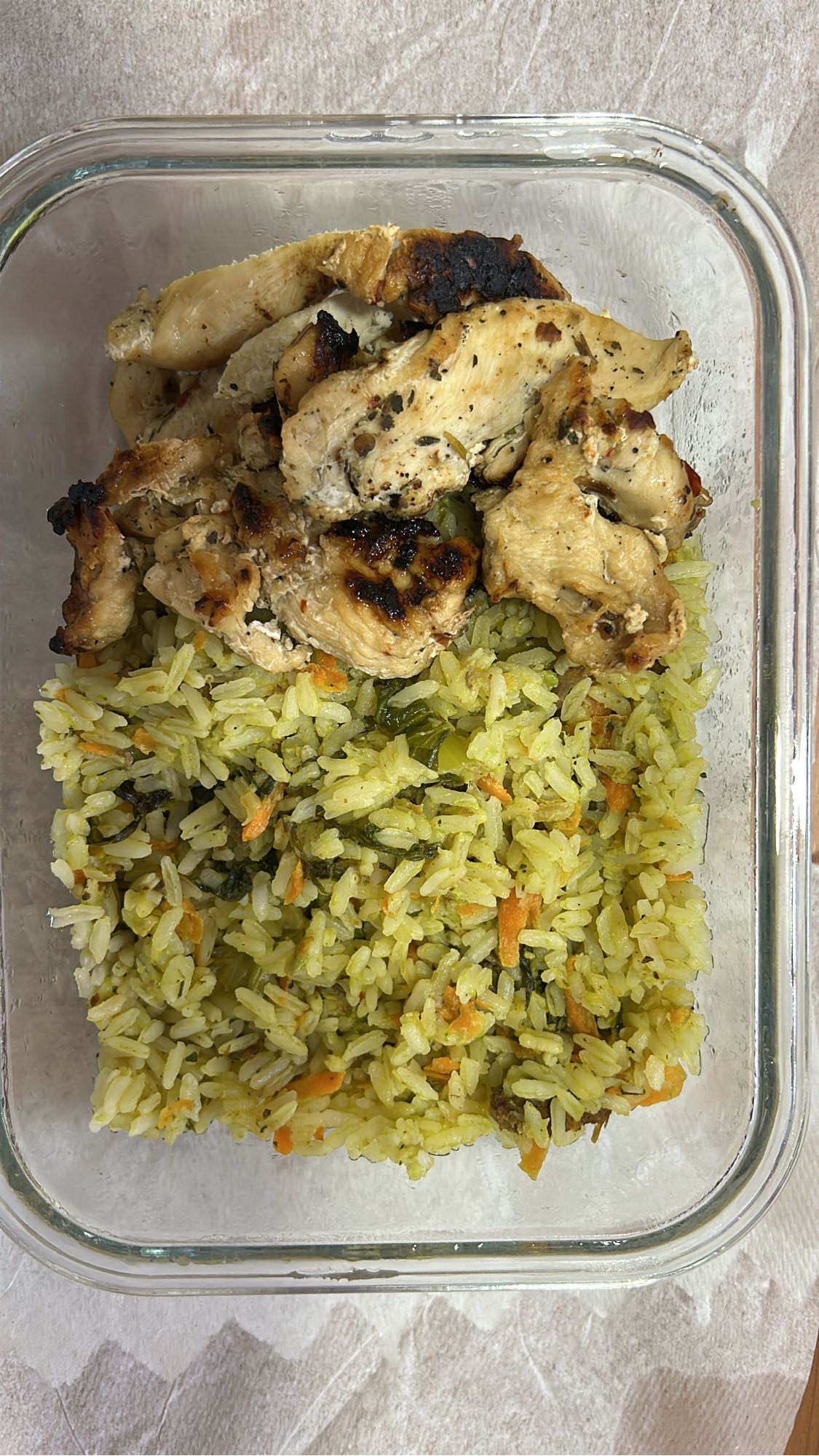 Carne con arroz, verduras y hierbas