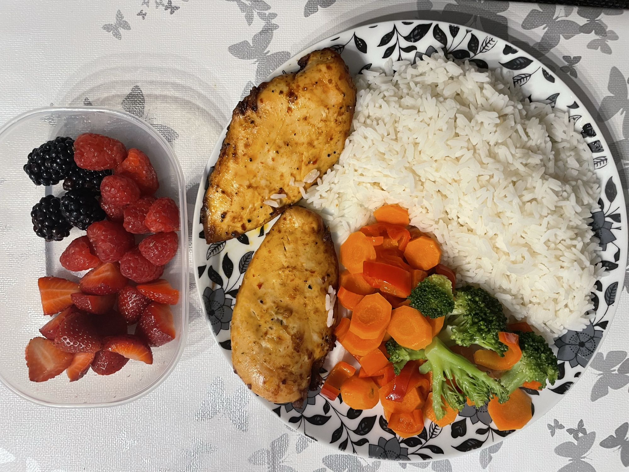 Pollo con arroz y frutas
