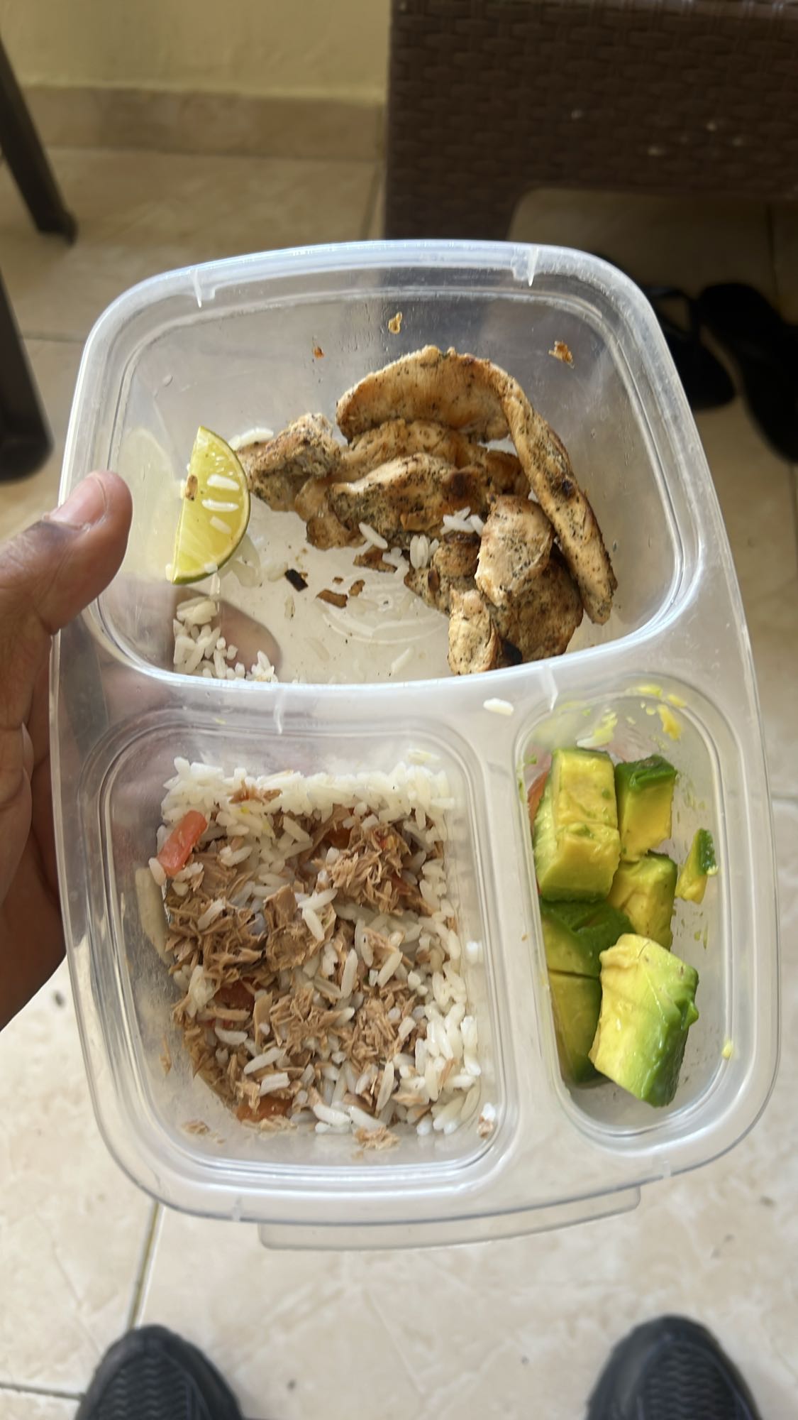 Pollo con arroz y aguacate