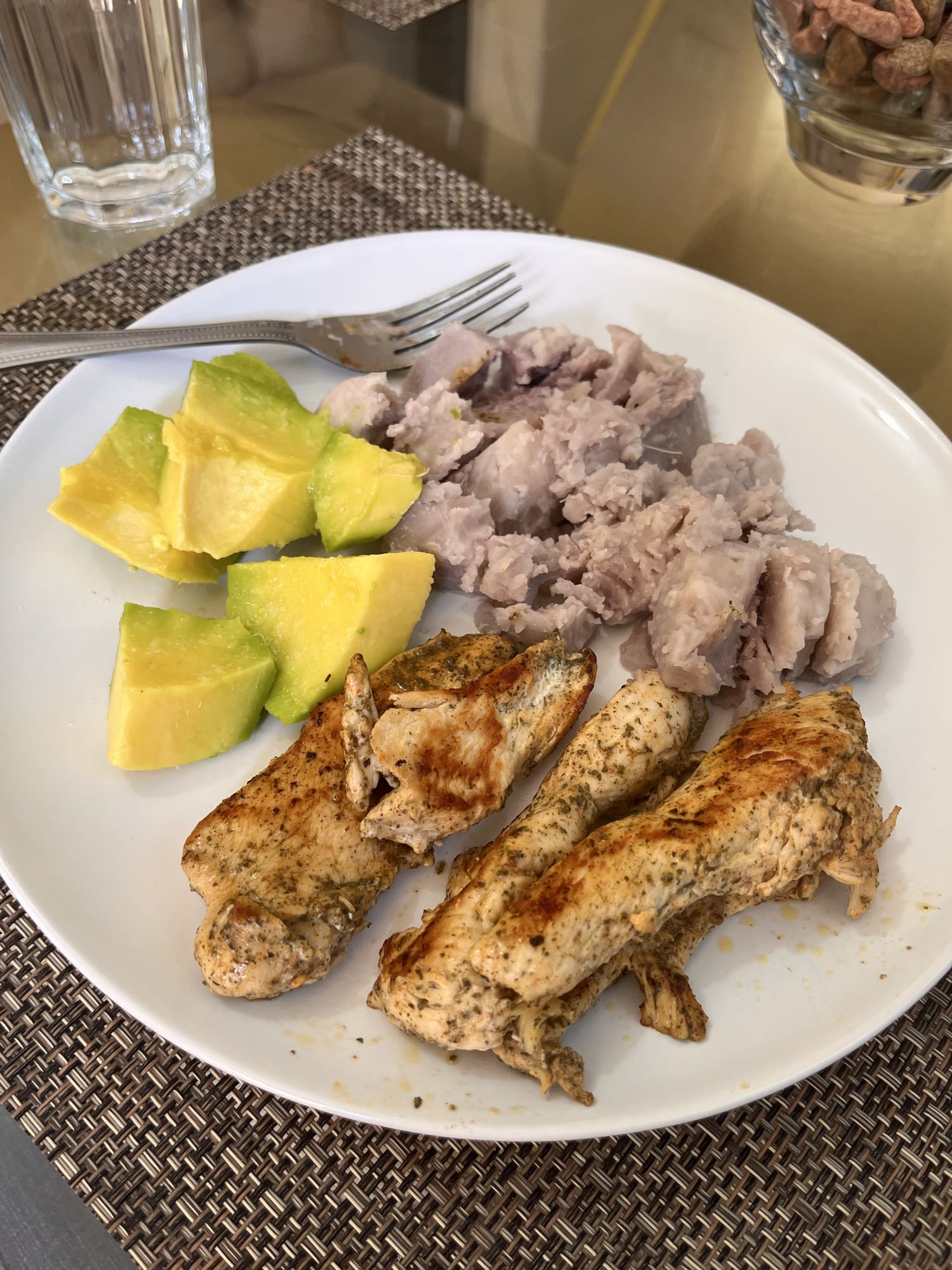 Pollo con yuca y aguacate