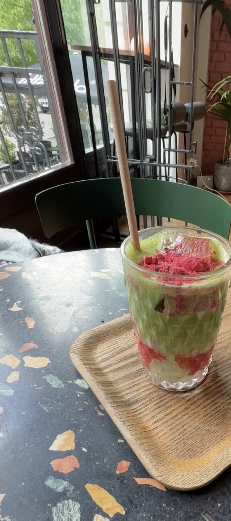 Matcha z truskawkami