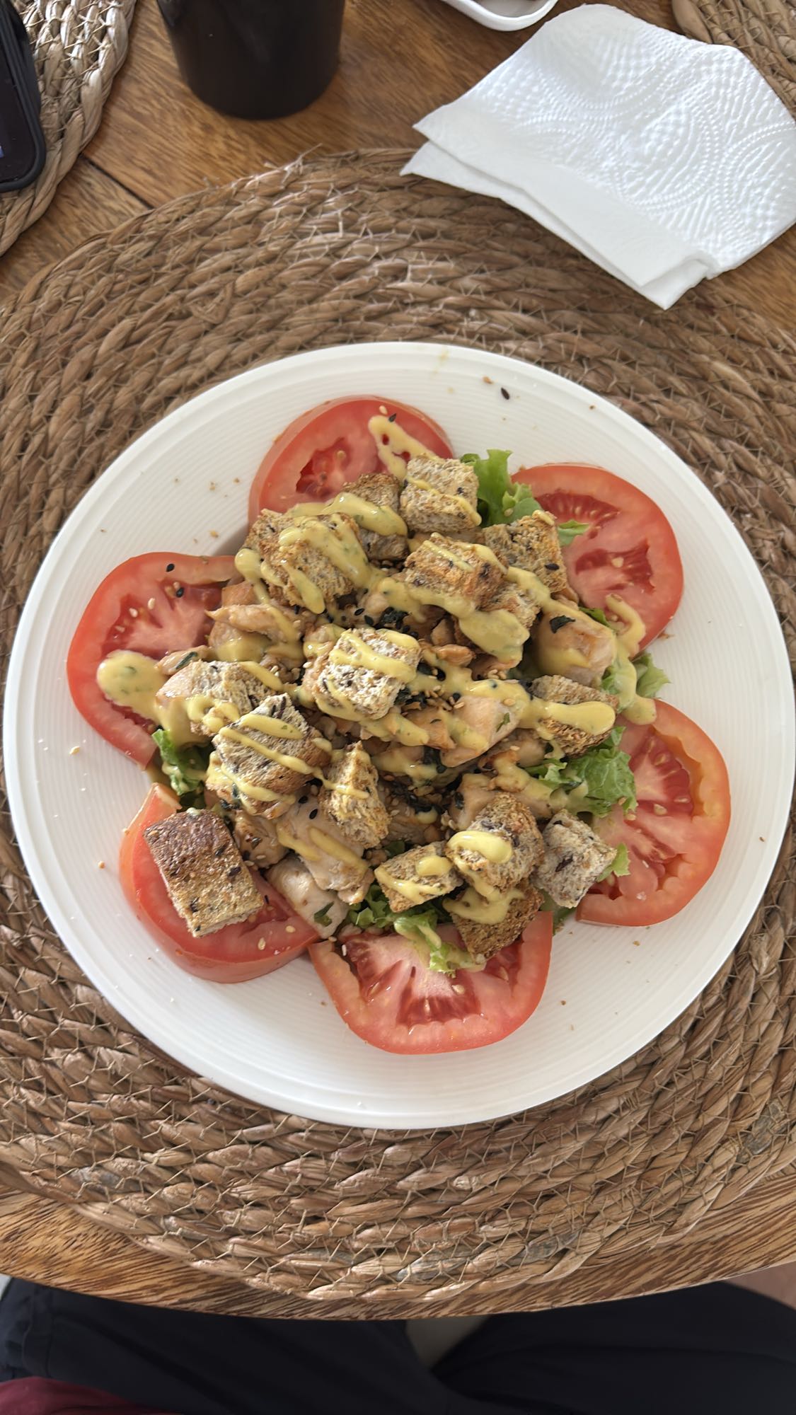 Ensalada de pollo y tomate