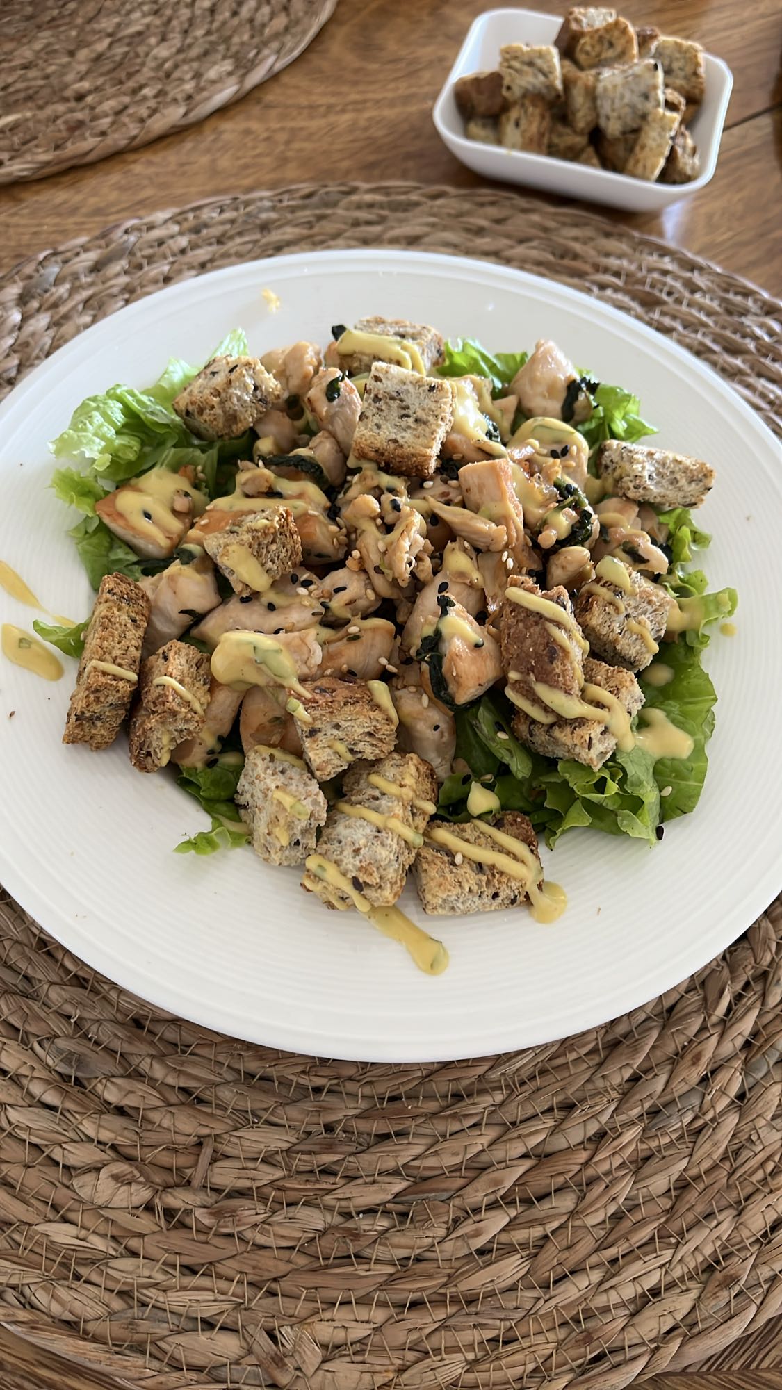 Ensalada de pollo y crutones