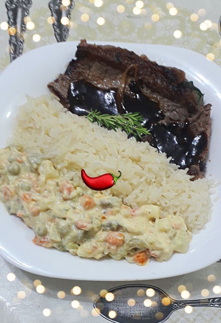 Carne de hamburguesa con arroz, ensalada y pirão