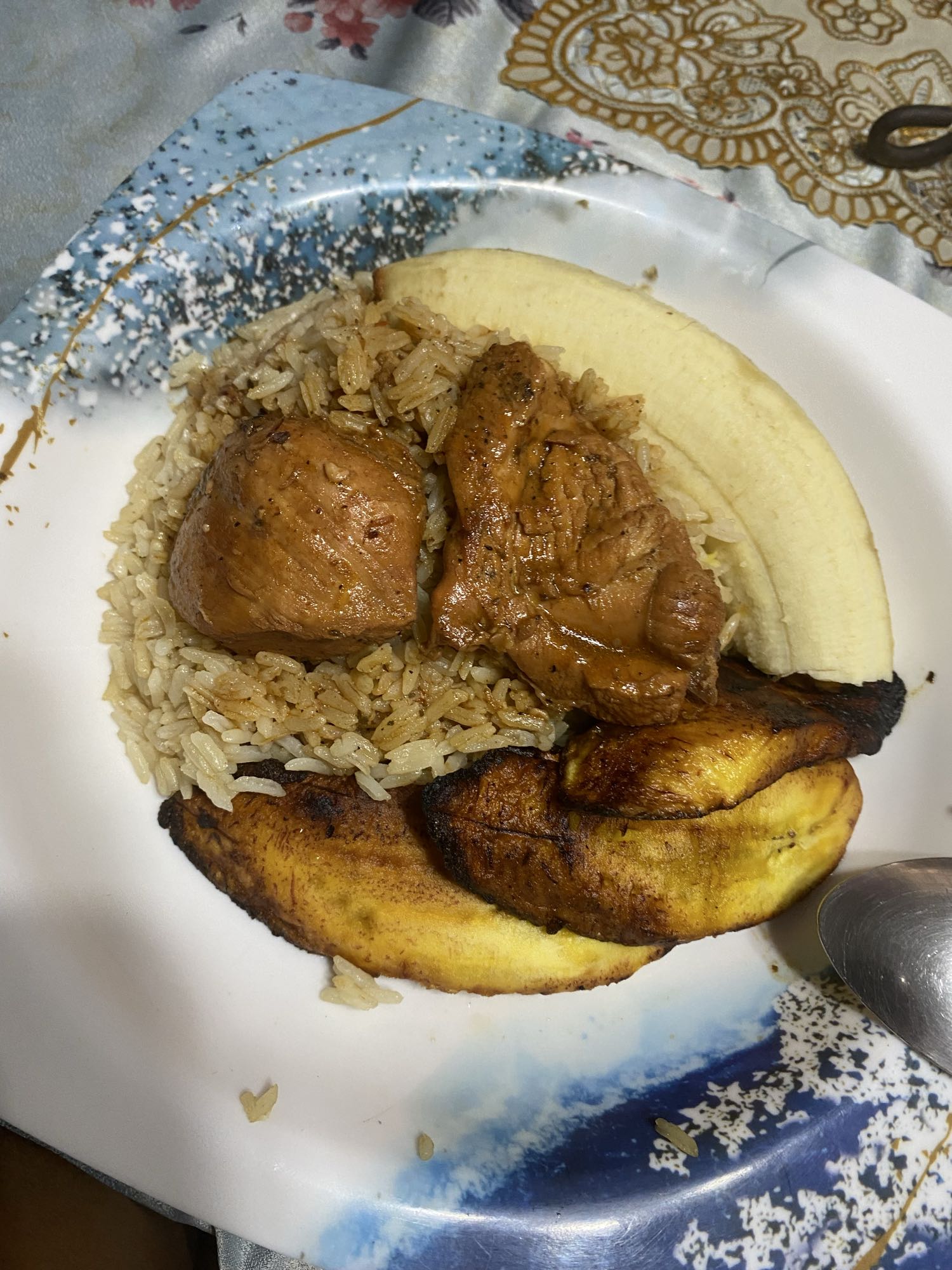 Pollo con arroz y plátano