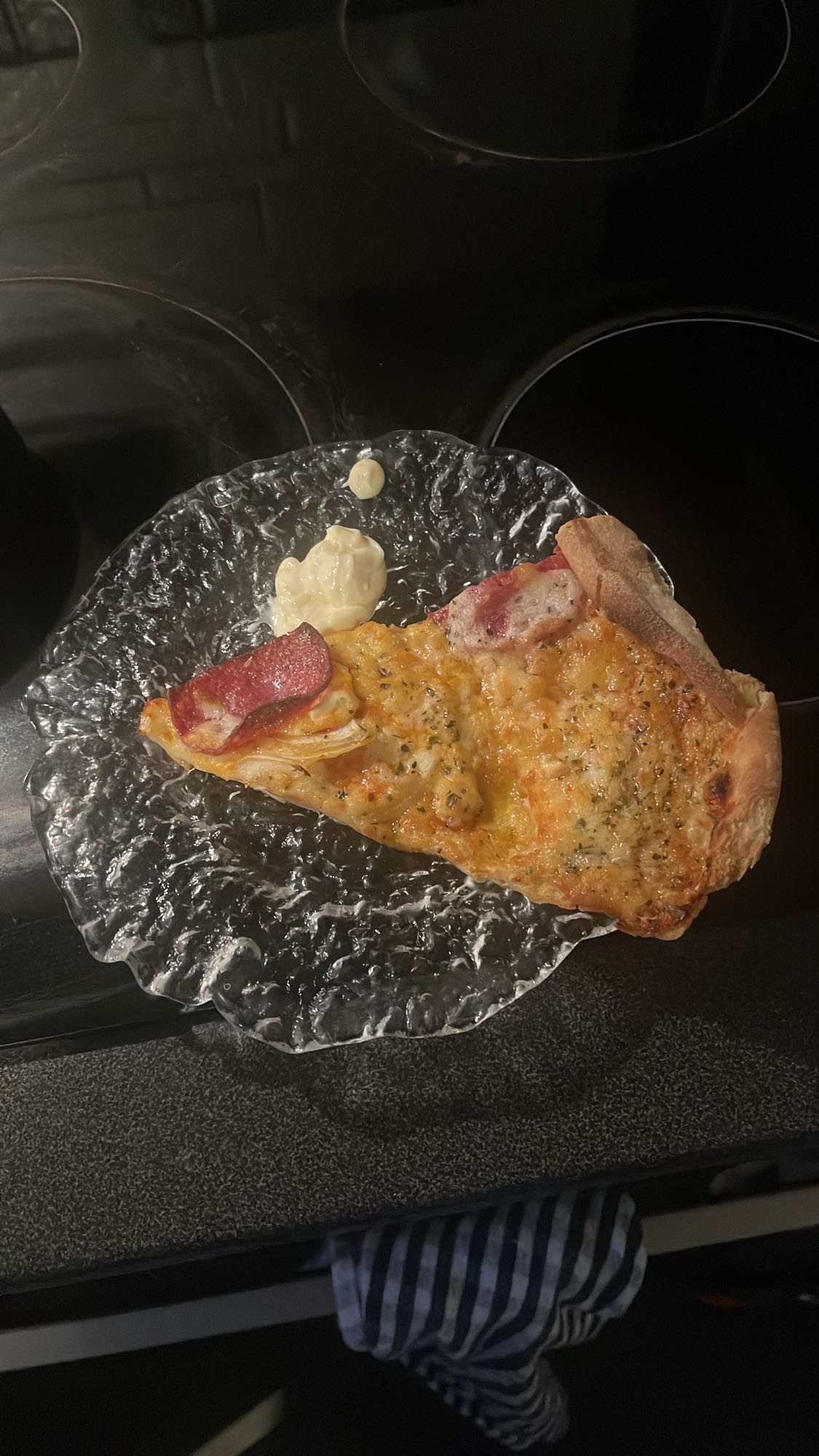 Pizza med salami och majonnäs