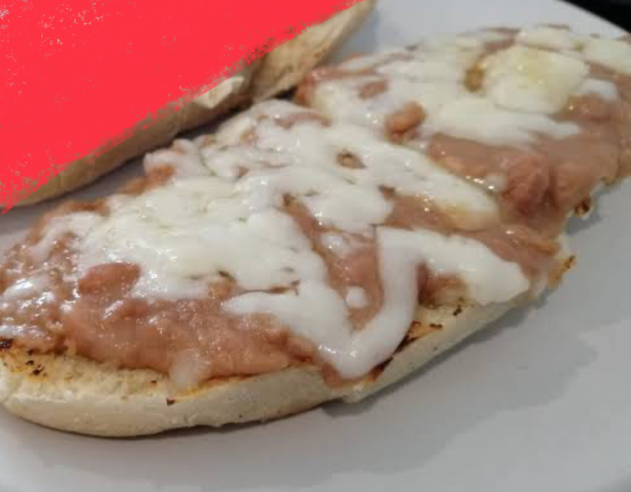 Mollete con frijoles y queso