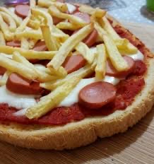 Pizza con patatine e wurstel