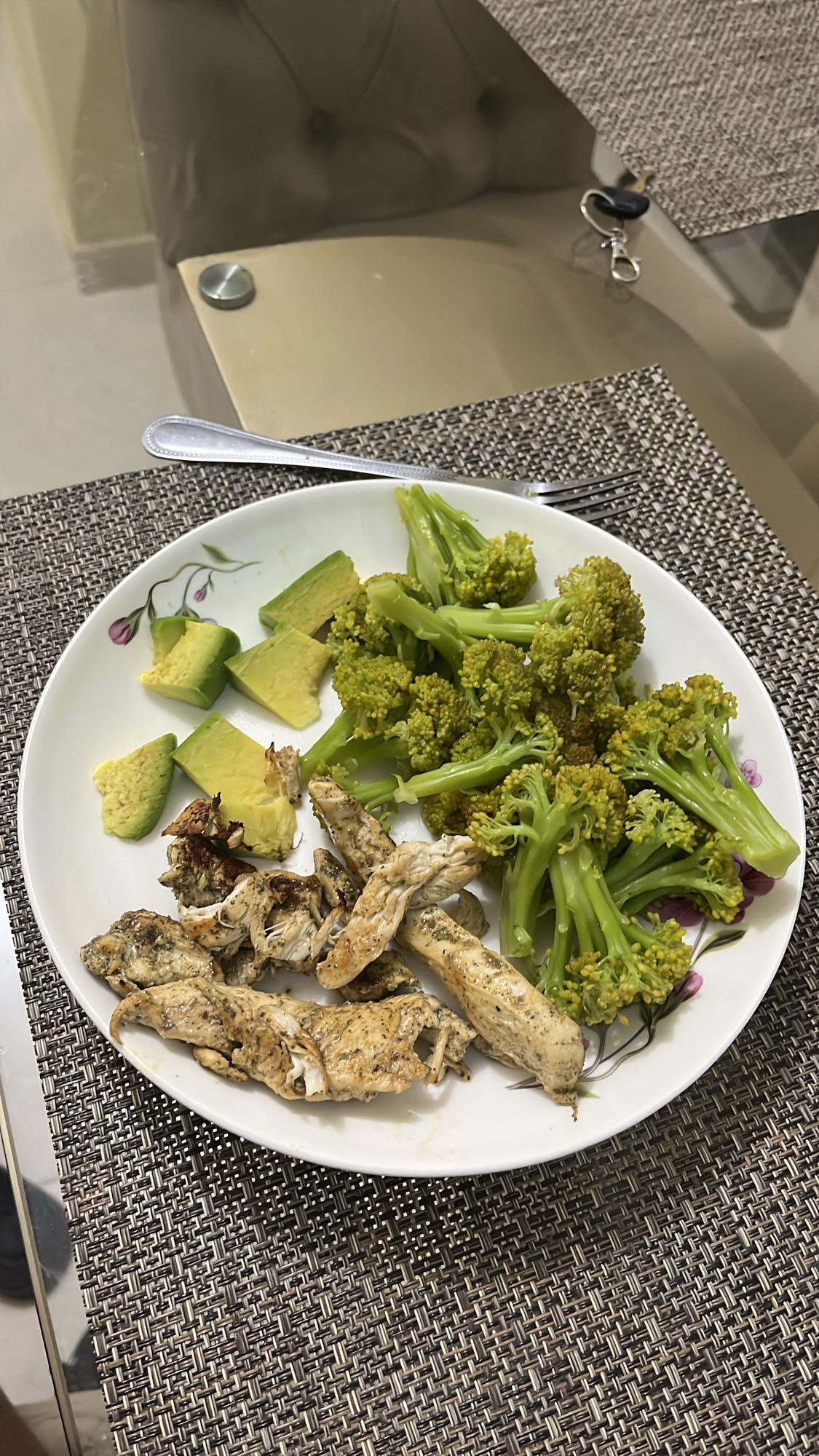 Pollo con brócoli y aguacate