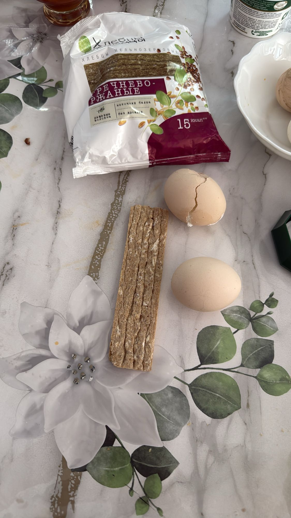 Яйца и гречневые хлебцы