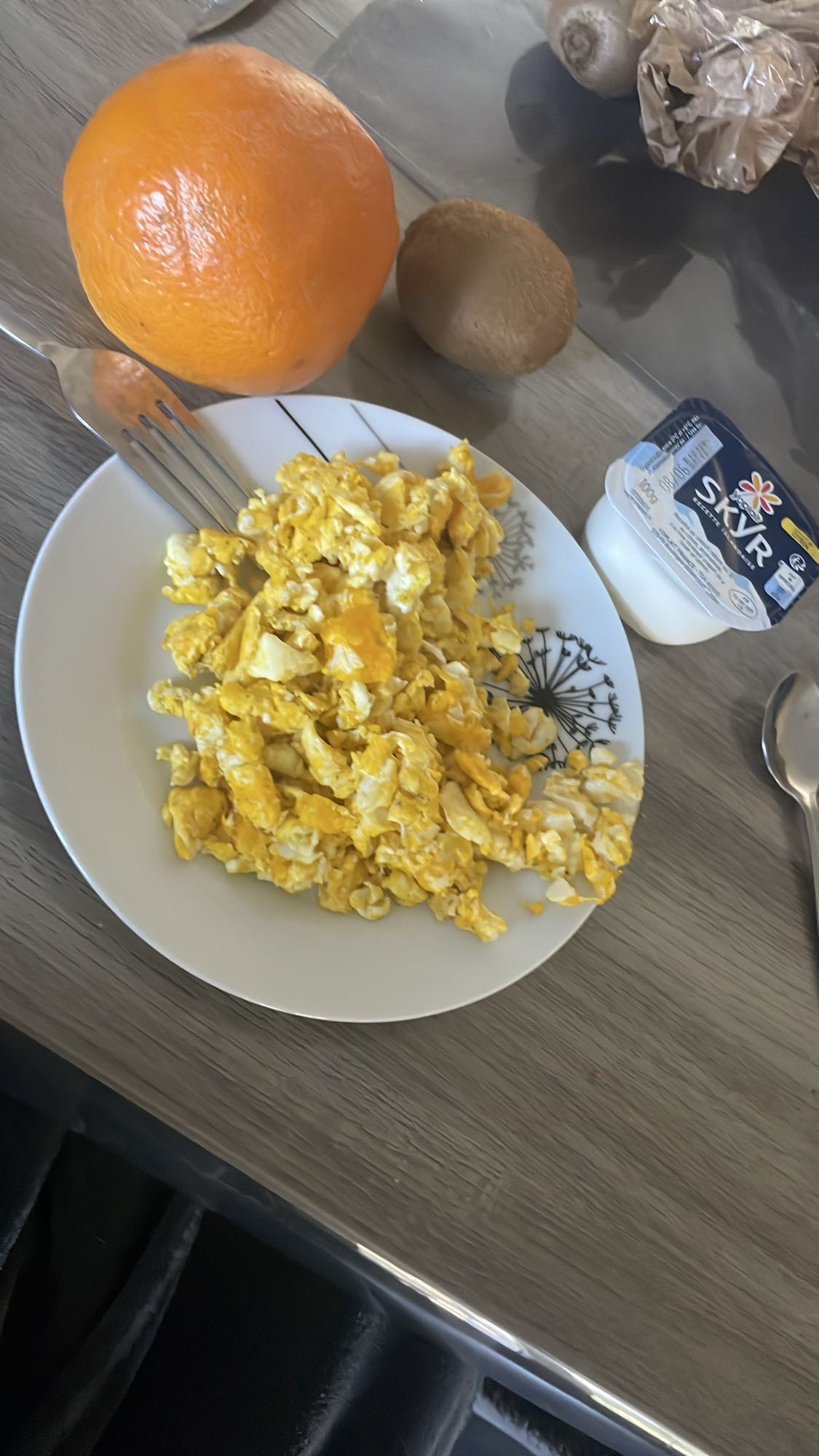 Petit-déjeuner œufs fruits