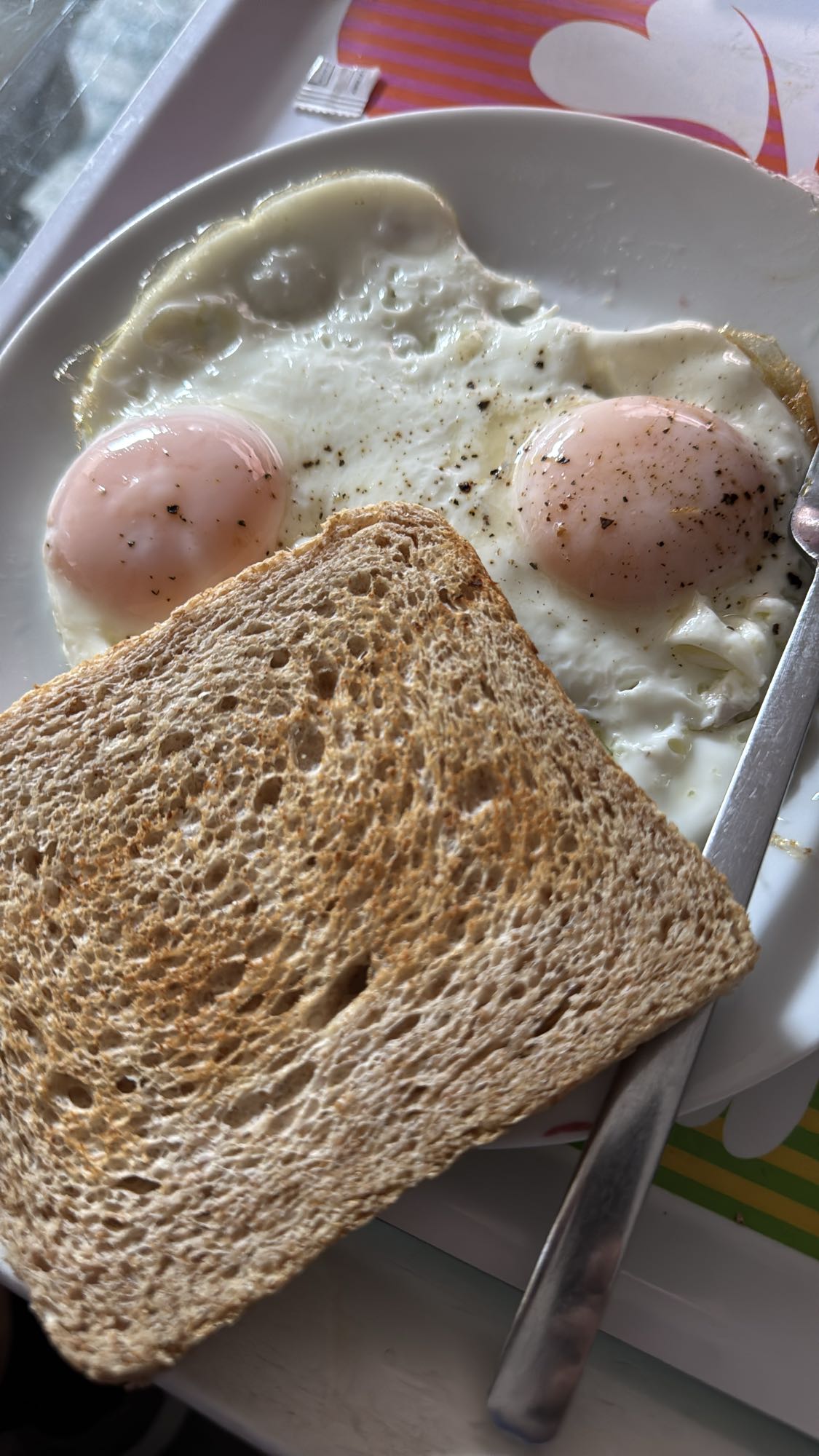 Huevos con pan tostado