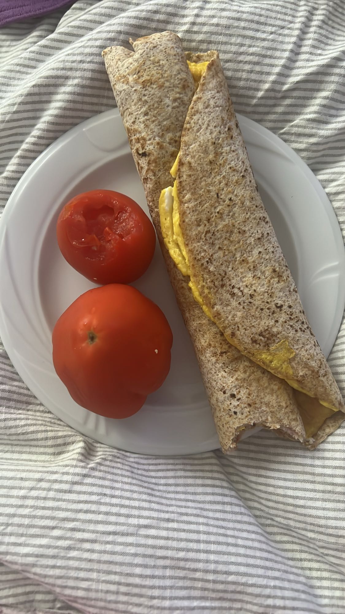 Wrap cu ou și roșii