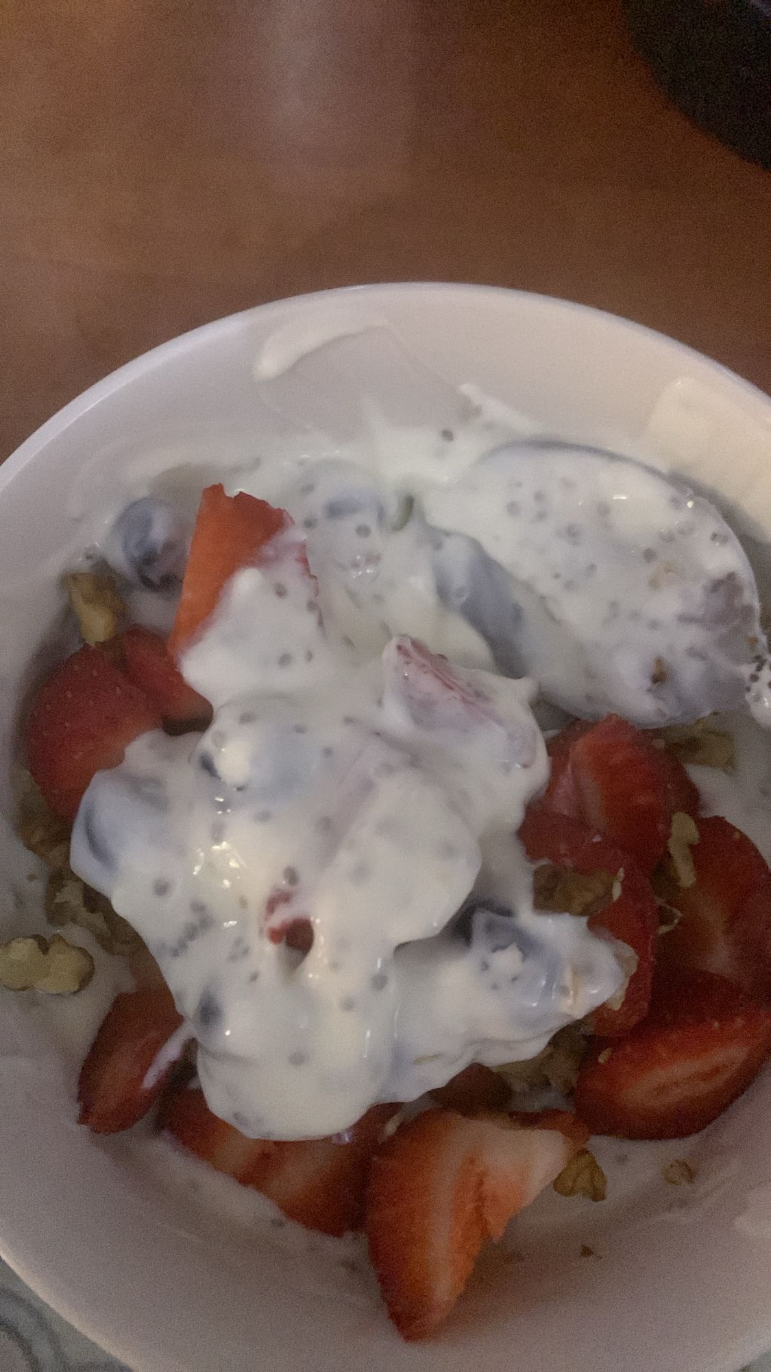 Iaurt cu fructe și nuci