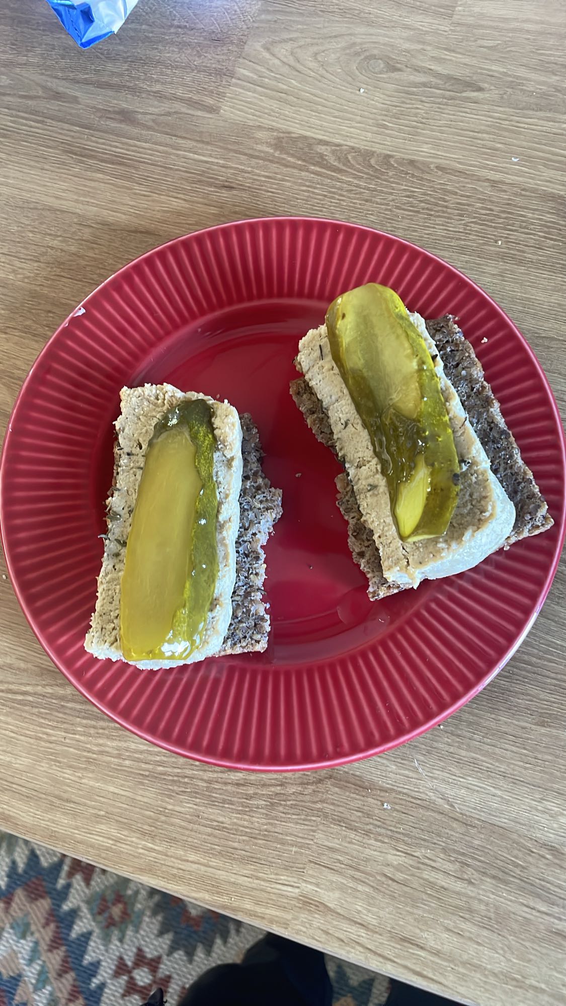 Kanapki z pastą z mięsa i ogórkiem