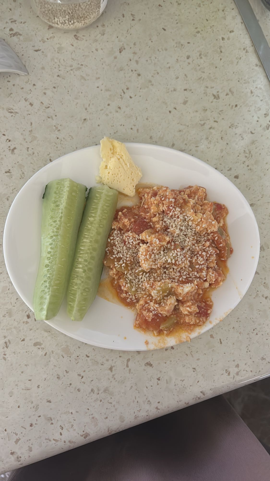 Овощи с яйцом и кунжутом